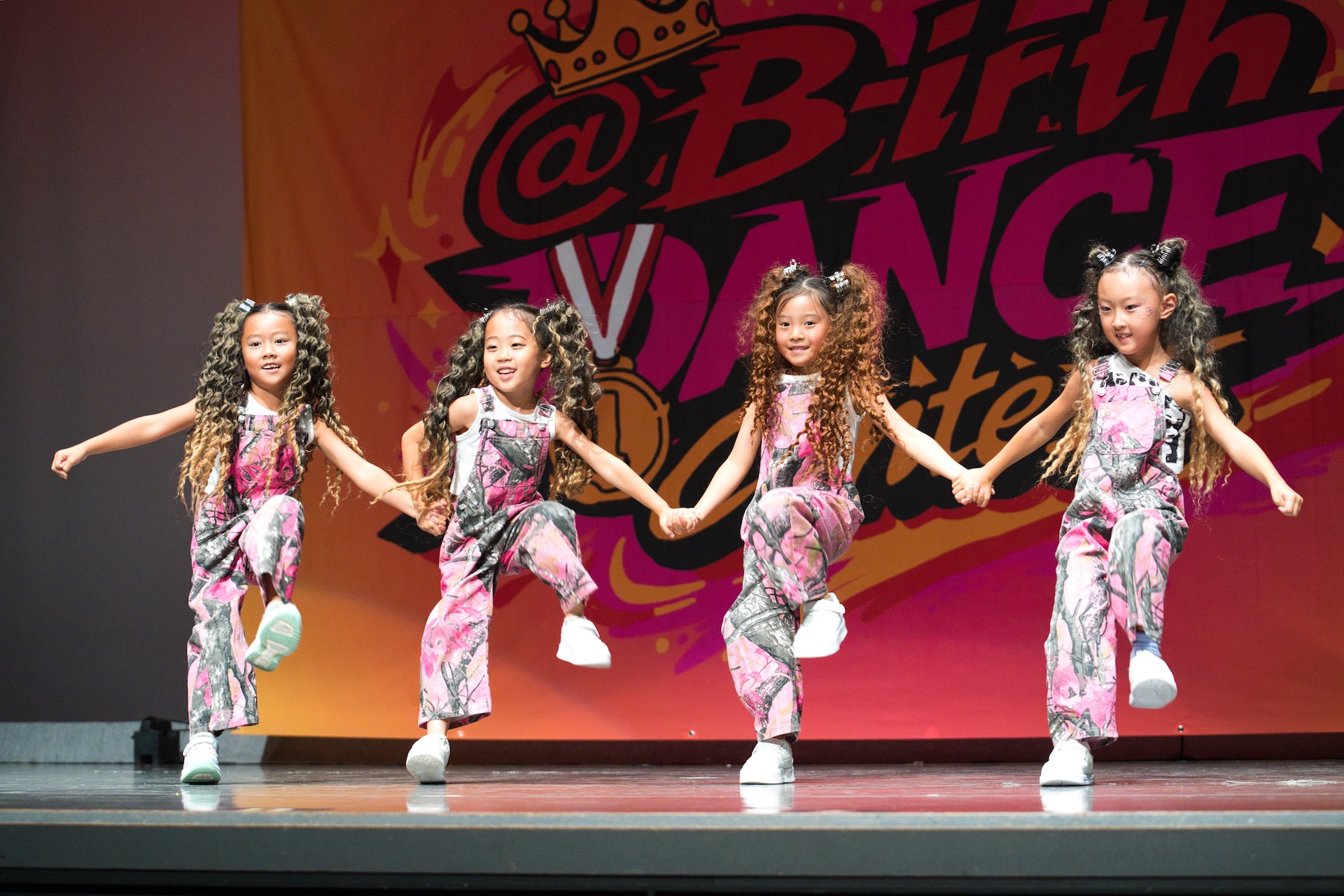 ステージで踊る子どもたち